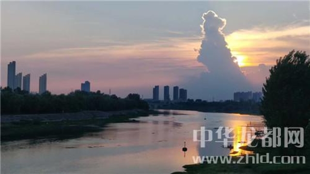 為了這朵云，周口人聚集在大慶路橋上……