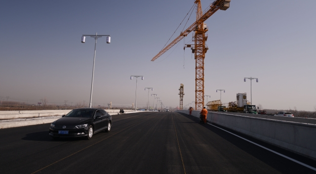 周口北環路跨賈魯河大橋路面柏油鋪設完工年后有望通車