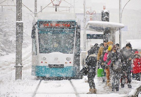 冬季,大連市民在雪中等候202路鐺鐺車 新華社發(呂文正 攝)